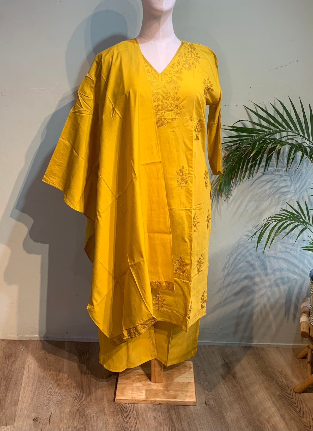 Girishi Churidar
