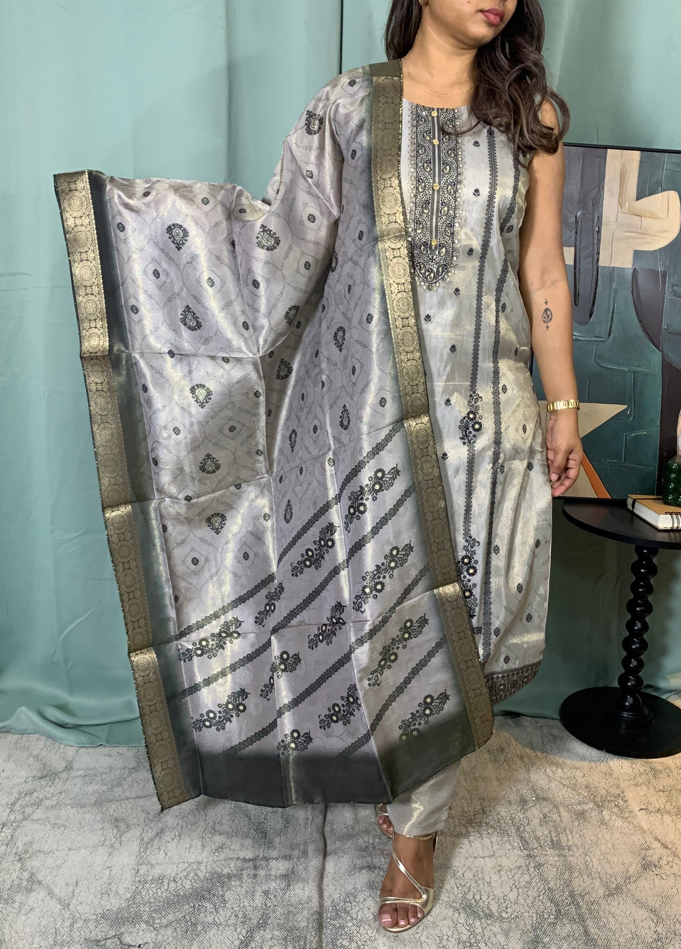 Dishina churidar